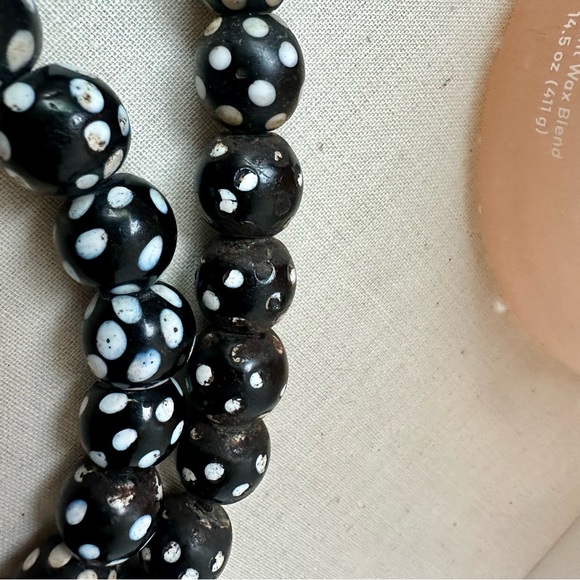 Authentic Venetian Skunk African Trading Beads, Rare Black & White, Strand of 48 - Picture 6 of 9